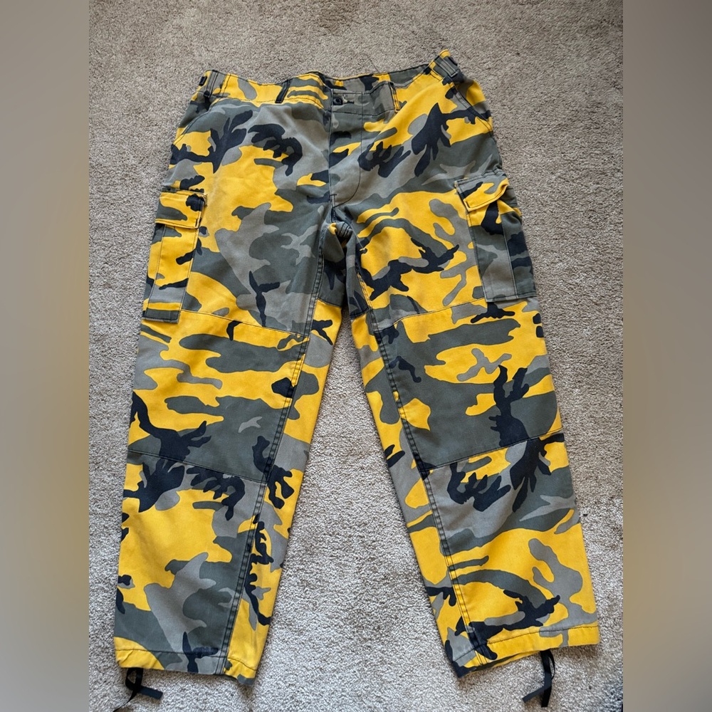 #326 REAL DEAL Camo Cargo Pants in Yellow and Gray